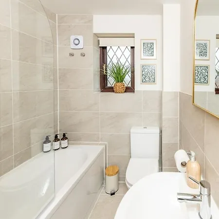 Stunning 2 Bed House Near Solihull For Long - 10 Mins From Nec Hs2 Bhx Holiday home *