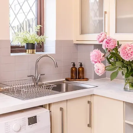 Stunning 2 Bed House Near Solihull For Long - 10 Mins From Nec Hs2 Bhx Holiday home Birmingham