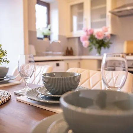Stunning 2 Bed House Near Solihull For Long - 10 Mins From Nec Hs2 Bhx Holiday home Birmingham